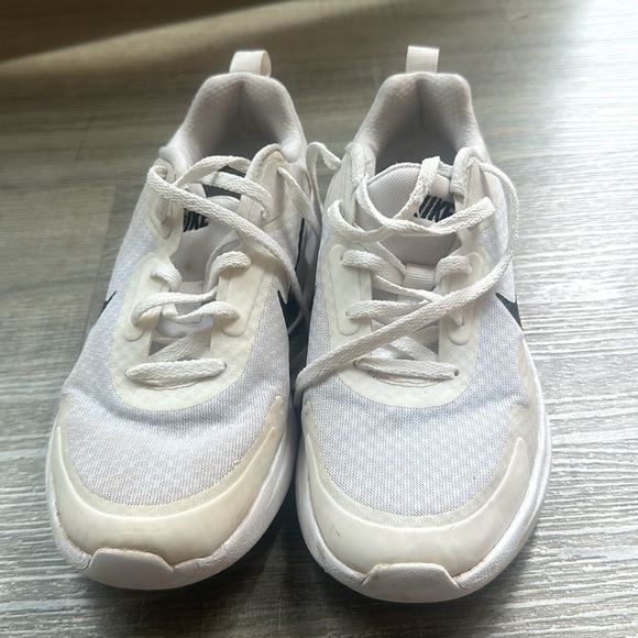 Nike Girls (size 4) tennis shoes - Picture 2 of 6